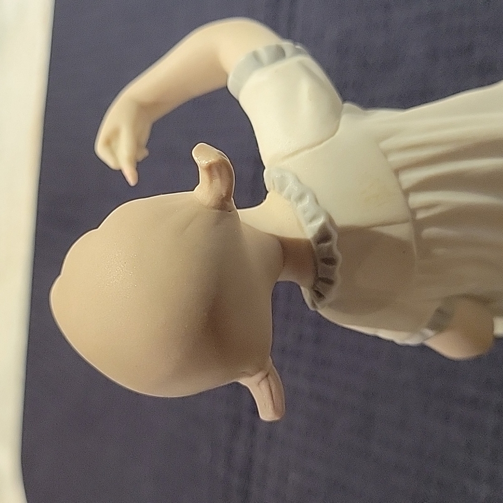 Lladro Girl putting on Lipstick - Picture 6 of 7
